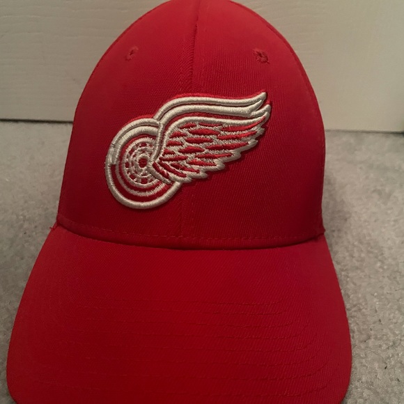 Super comfortable official Reebok NHL Detroit Red Wings hat! Size Small. - Picture 2 of 4